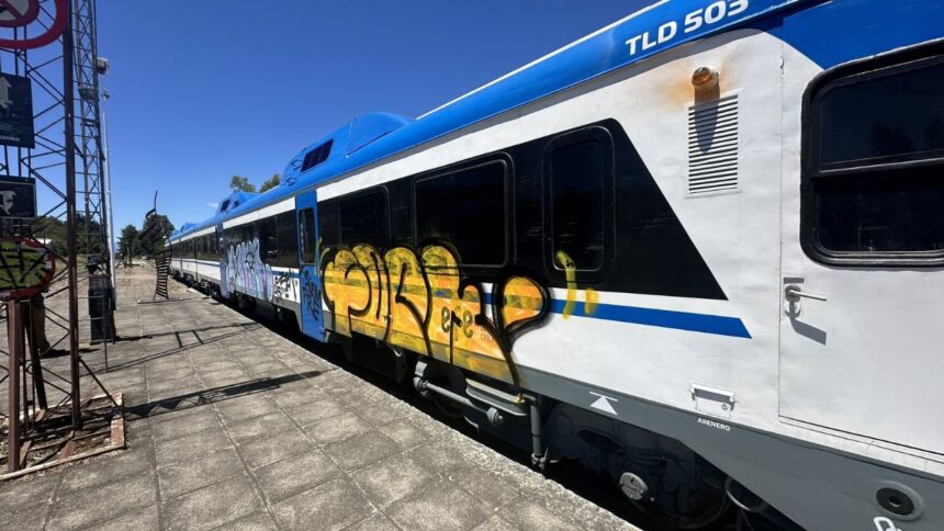 Vandalizan tren en pruebas en Los Lagos ¡Medidas de seguridad urgentes!