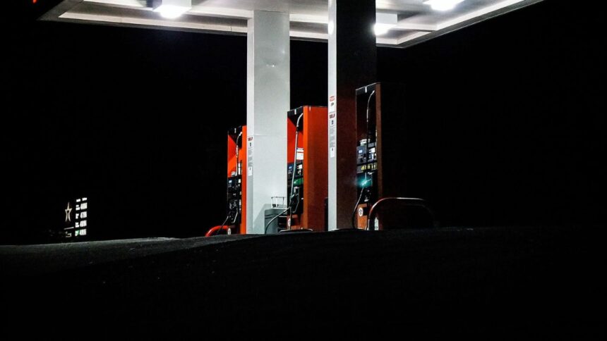 Descuentos destacados en combustible para clientes bancarios en Chile