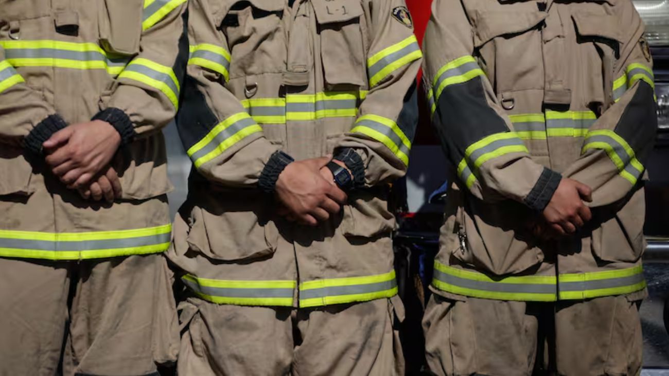 Exfuncionaria de Bomberos lanza fuegos artificiales en cuartel: Desvinculada por peligroso acto Exfuncionaria de Bomberos lanza fuegos artificiales en cuartel: Desvinculada por peligroso acto