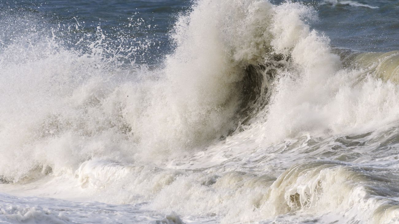Aumento de marejadas en playas chilenas genera preocupación entre residentes y autoridades Aumento de marejadas en playas chilenas genera preocupación entre residentes y autoridades