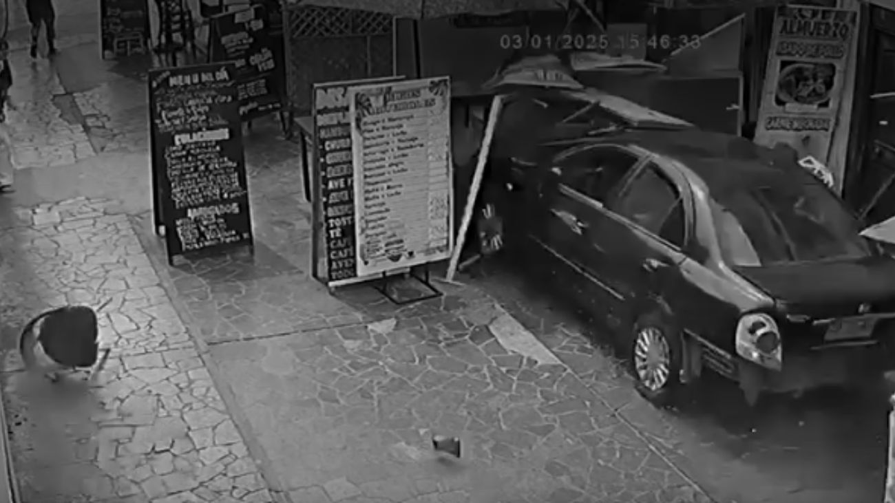 Conductor ebrio arrasa con terrazas de restaurantes en Iquique, Tarapacá Conductor ebrio arrasa con terrazas de restaurantes en Iquique, Tarapacá