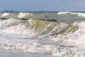 Intensas marejadas devastan costas de Sudamérica: víctimas mortales y alerta máxima