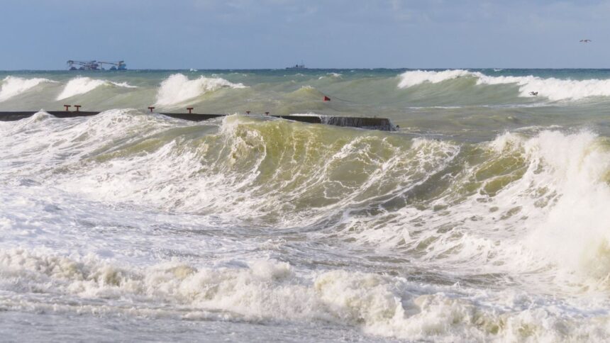 Intensas marejadas devastan costas de Sudamérica: víctimas mortales y alerta máxima