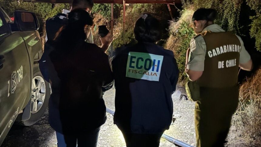 Hallan cadáver apuñalado en canal de regadío en Puente Alto