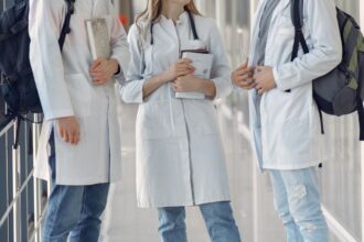 Medicina en Chile: Puntajes y salarios destacan en Admisión 2025