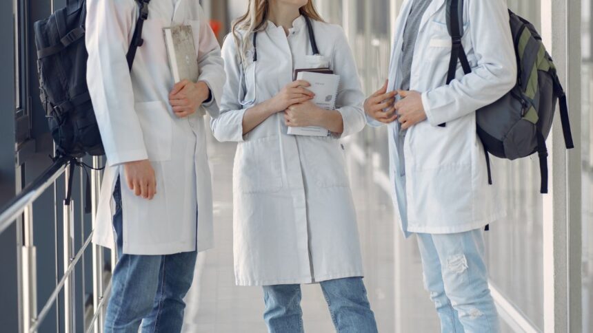 Medicina en Chile: Puntajes y salarios destacan en Admisión 2025