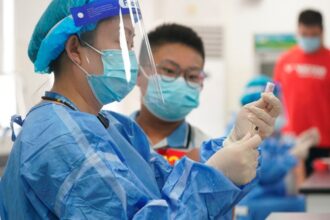 Alerta en China por brote viral afecta a pacientes menores