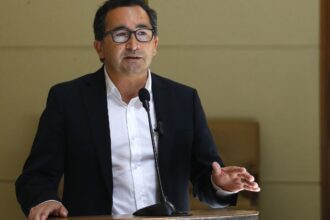 Félix González anuncia candidatura presidencial para elecciones de 2025