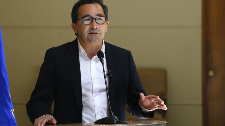 Félix González anuncia candidatura presidencial para elecciones de 2025