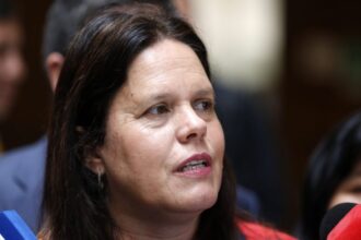 Diputados de oposición presionan a Boric por crisis de ministra Fernández