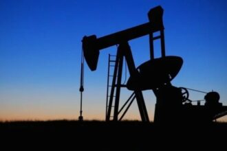 Los precios del crudo se mantienen altos impulsados por el clima frío y las sanciones
