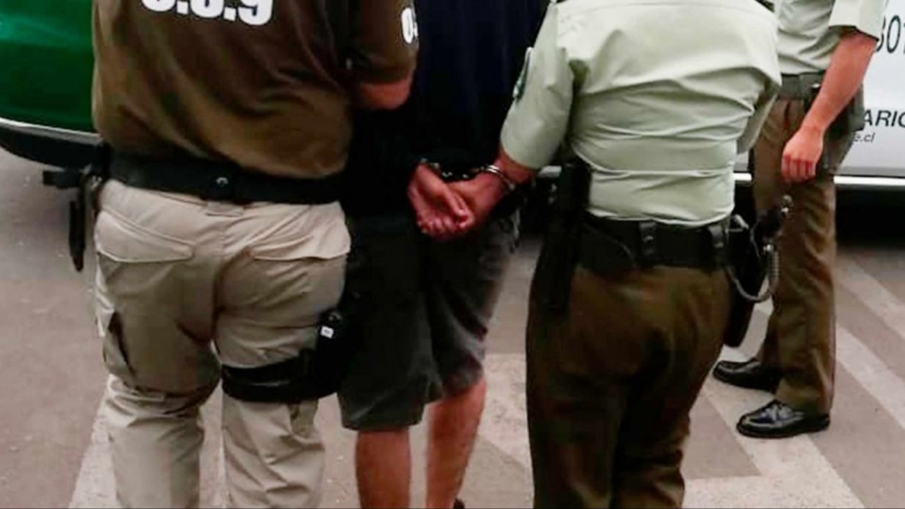 Detienen a colombiano en Iquique por amenazar con cuchillos en público Detienen a colombiano en Iquique por amenazar con cuchillos en público