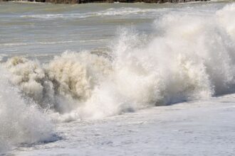 Marejadas en Concón: Daños en playa La Boca por intervenciones humanas