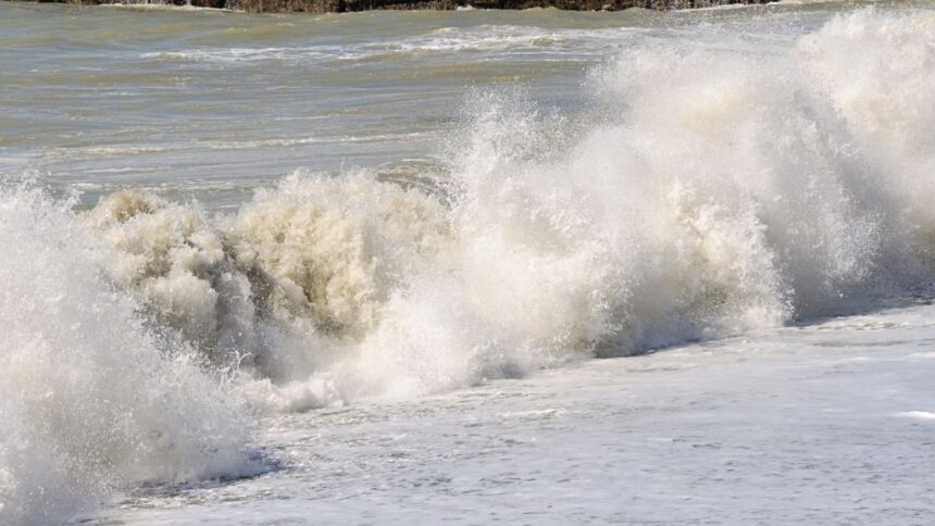 Marejadas en Concón: Daños en playa La Boca por intervenciones humanas