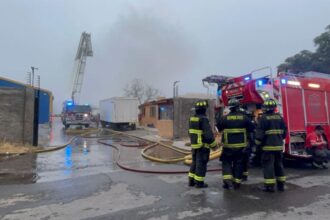 Incendio en La Pintana consume fábrica de muebles y galpones