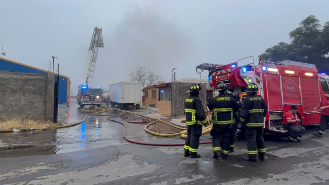 Incendio en La Pintana consume fábrica de muebles y galpones