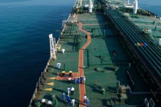 Irán evade sanciones con éxito: Cómo mantiene el flujo de crudo hacia los mercados globales