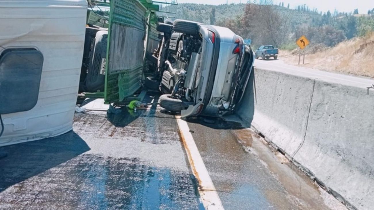 Accidente en autopista del Itata provoca derrame de combustibles y desvíos Accidente en autopista del Itata provoca derrame de combustibles y desvíos