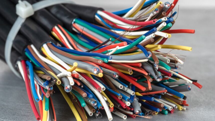 Detenidos 4 venezolanos por robo de cables de cobre en Calera