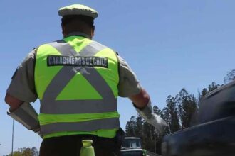 Automóvil evade fiscalización en Peñalolén con menores y droga a bordo