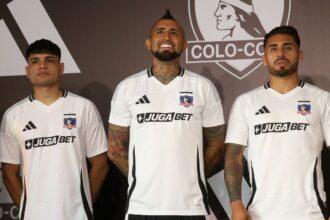 Colo Colo presenta su nueva camiseta centenaria con patrocinio hasta 2027