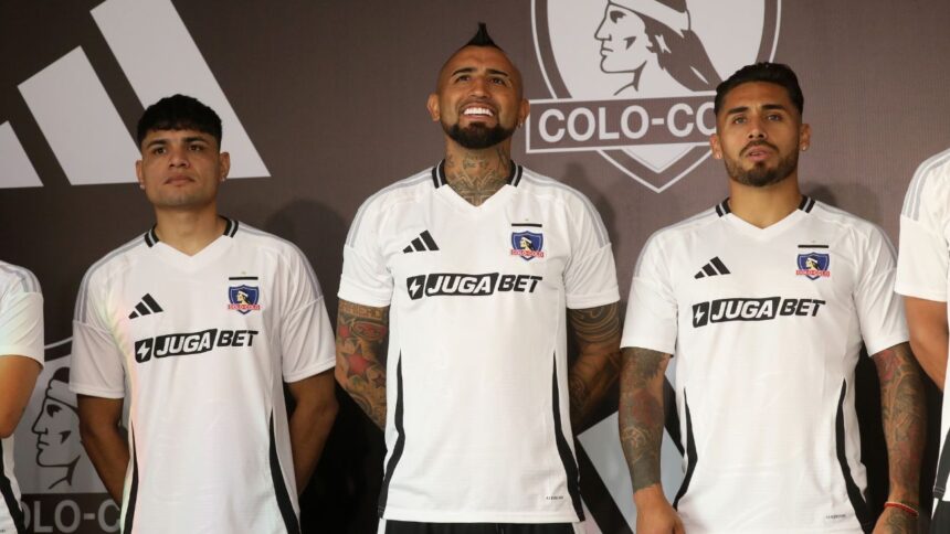 Colo Colo presenta su nueva camiseta centenaria con patrocinio hasta 2027