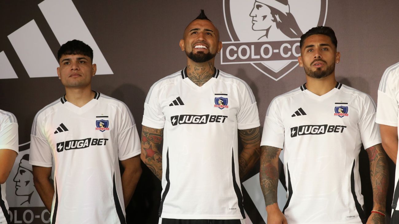 Colo Colo presenta su nueva camiseta centenaria con patrocinio hasta 2027 Colo Colo presenta su nueva camiseta centenaria con patrocinio hasta 2027
