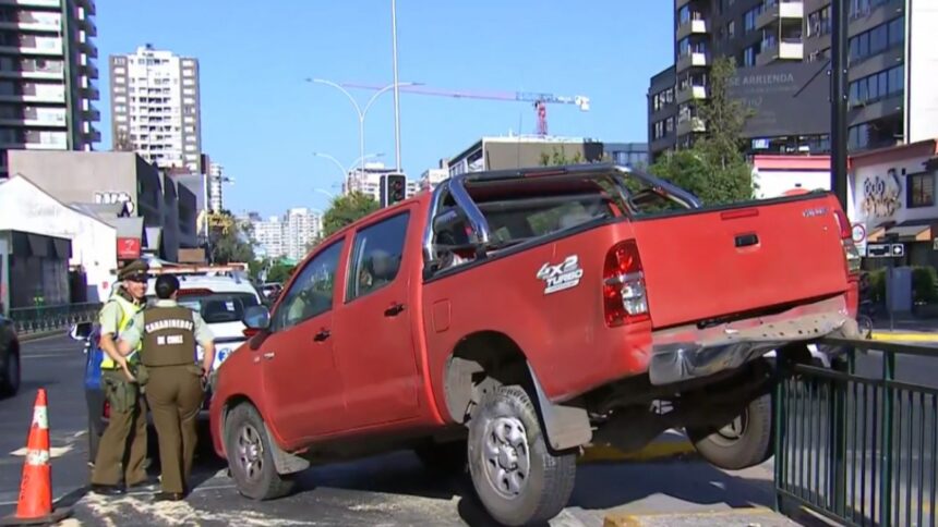 Camioneta termina colgando en reja tras accidente en Ñuñoa, RM