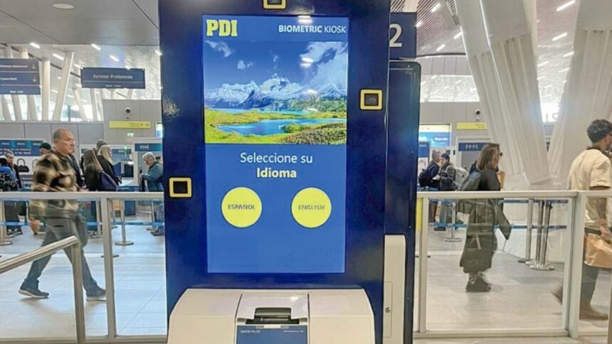 Tótems en Aeropuerto de Santiago generan reclamos de usuarios