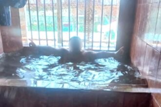 Polémica en cárcel de Santiago: Interno utiliza lavadero como jacuzzi