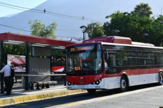 Nuevas tecnologías en paraderos mejoran espera del transporte público en Santiago