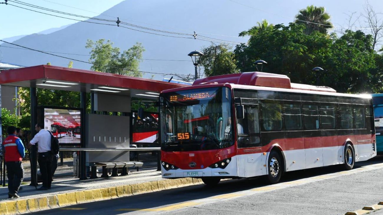 Nuevas tecnologías en paraderos mejoran espera del transporte público en Santiago