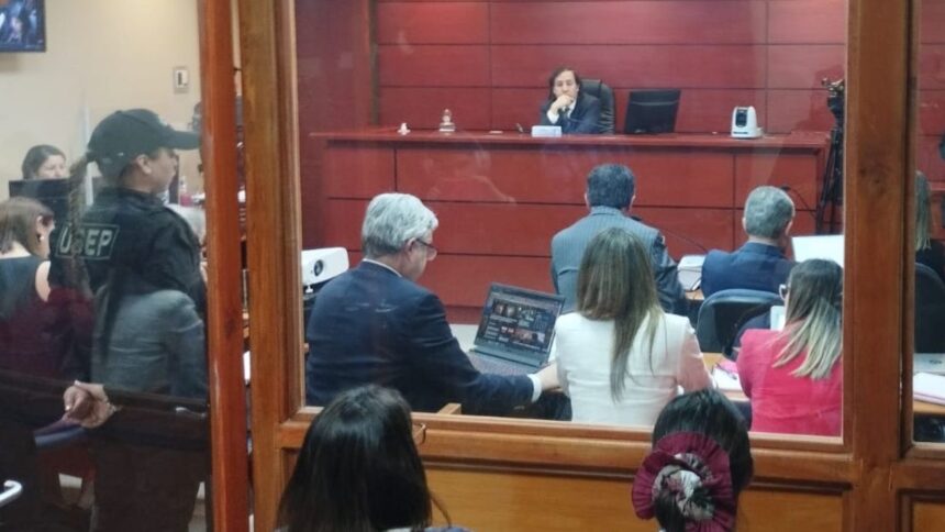 Aumento de cautelares para exfuncionaria y padre en caso Convenios