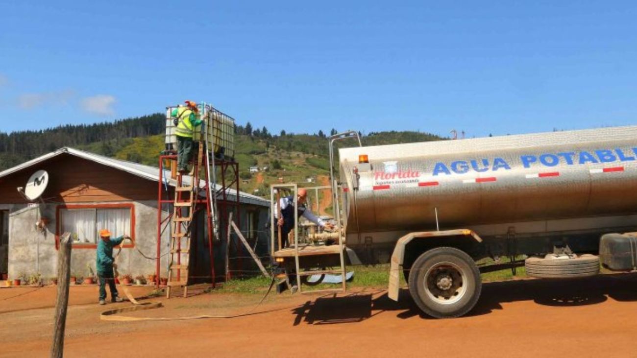 Entrega de agua potable por camiones aljibe en Bío Bío. Entrega de agua potable por camiones aljibe en Bío Bío.
