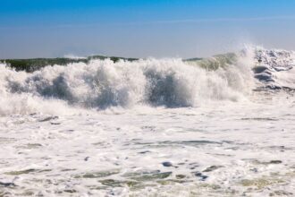 Marejadas anormales en Chile: impacto de la luna llena aumenta peligro