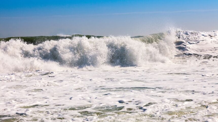 Marejadas anormales en Chile: impacto de la luna llena aumenta peligro