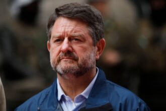 Gobernador pide autorizar taser tras doble asesinato en Puente Alto