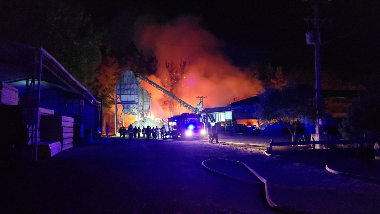 Incendio en aserradero Cerro Colorado: Bomberos luchan por controlar las llamas Incendio en aserradero Cerro Colorado: Bomberos luchan por controlar las llamas