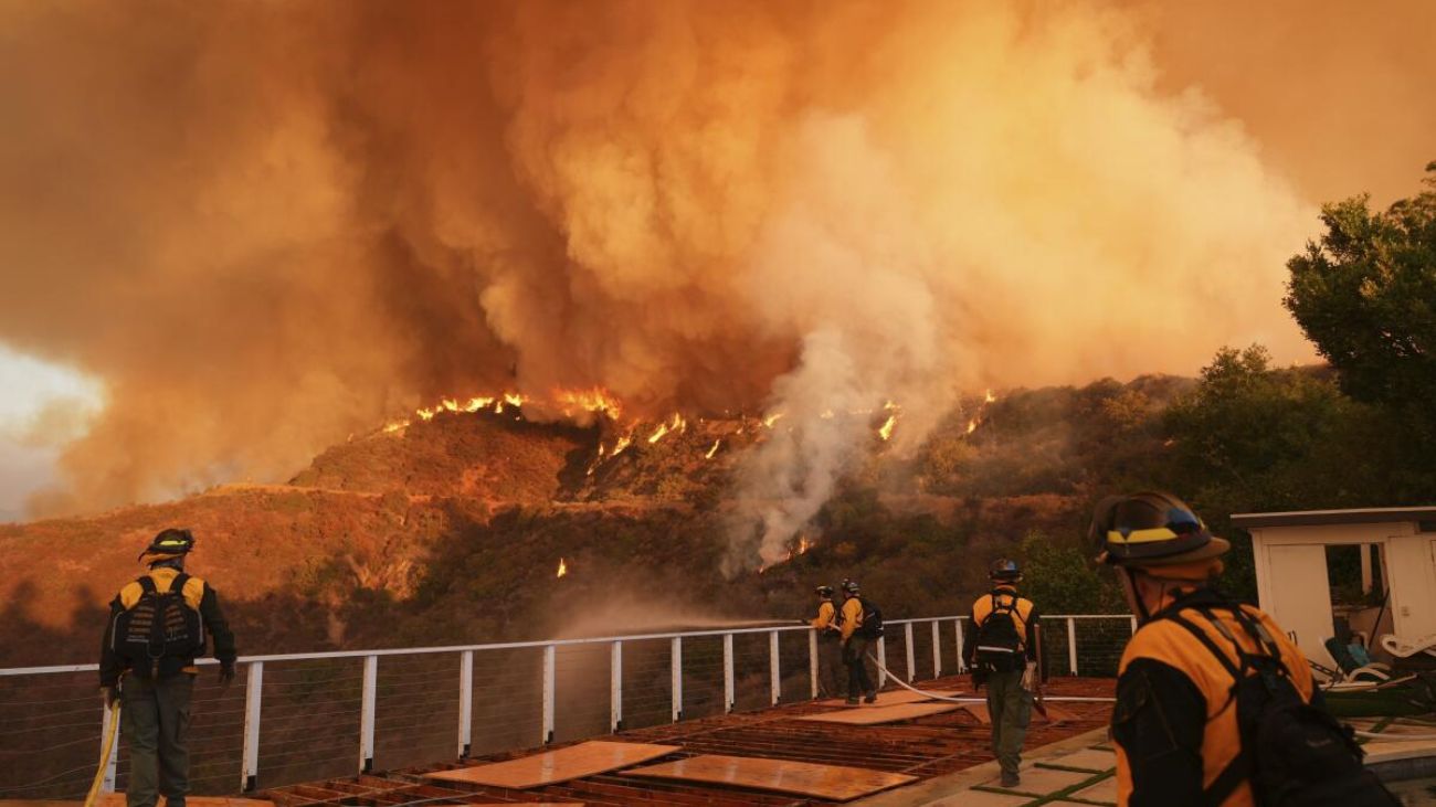 Incendios Forestales en Los Ángeles: Evacuaciones Masivas y Daños Extensos