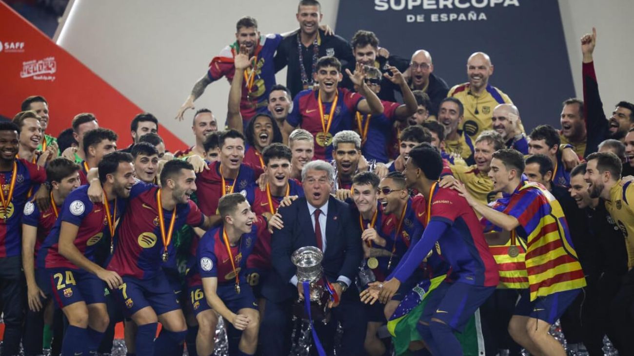 FC Barcelona arrasa con Real Madrid en la Supercopa de España FC Barcelona arrasa con Real Madrid en la Supercopa de España
