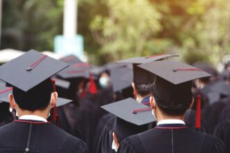 Las 3 Carreras Universitarias que Más Benefician a la Sociedad