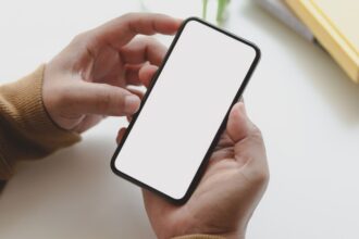 Presidente Boric reprende a ministros por usar celular durante discurso