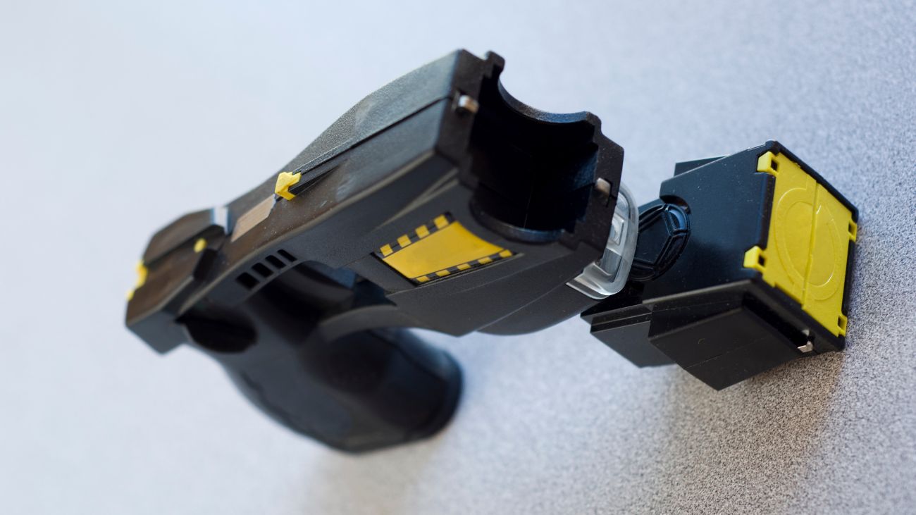 Implementación de pistolas taser en Carabineros: avances y protocolos a seguir Implementación de pistolas taser en Carabineros: avances y protocolos a seguir