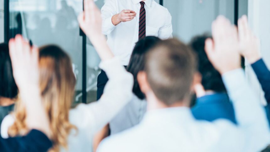 Codelco impulsa la educación en Chile: 38 adultos avanzan en sus estudios con éxito