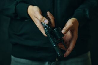 Crisis de Control de Armas en Chile: Gobernador llama a la acción