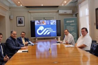 Desarrollo y fomento de la minería en Chile: propuestas clave en reunión entre Cámara Minera y Enami