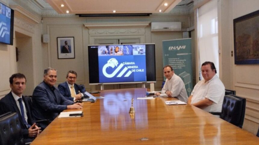 Desarrollo y fomento de la minería en Chile: propuestas clave en reunión entre Cámara Minera y Enami