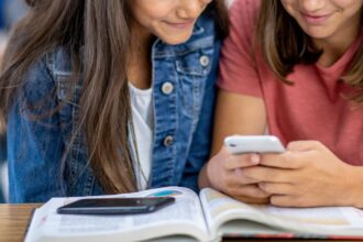 Proyecto de ley en Chile busca prohibir redes sociales a menores