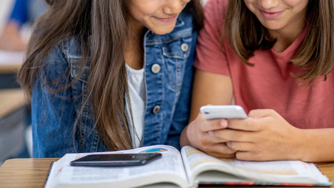 Proyecto de ley en Chile busca prohibir redes sociales a menores Proyecto de ley en Chile busca prohibir redes sociales a menores
