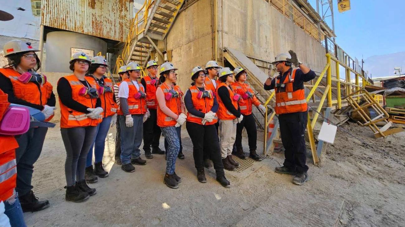 Estudiantes de liceos técnicos realizan prácticas en Codelco División El Teniente, la mina subterránea más grande del mundo. Estudiantes de liceos técnicos realizan prácticas en Codelco División El Teniente, la mina subterránea más grande del mundo.